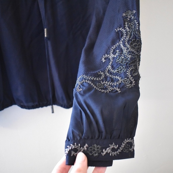 M- Jessica Simpson Navy Blue Blouse V-Neck Embroidery Detail - Picture 3 of 4